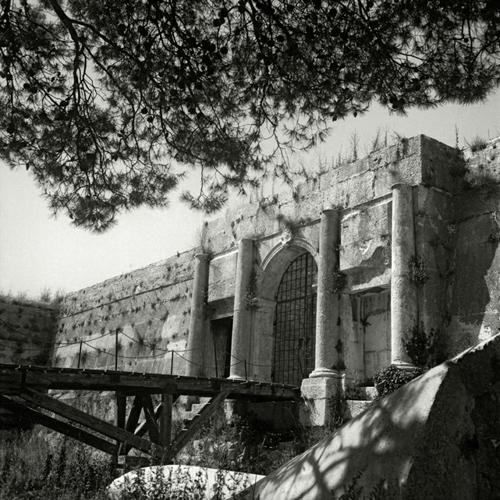 Alojz Orel / Južni ulaz u Kaštel s drvenim mostom, 1950.
