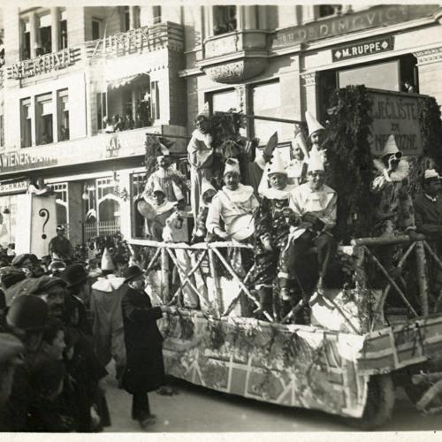 Pokladna povorka na Jelačićevom trgu, 
fotograf Josip Fleischlinger, 
Zagreb, 1911. g., 
MGZ-fot-2805
