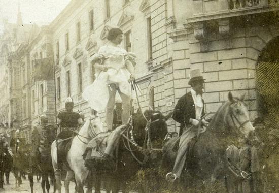 Pokladna povorka ispred palače Vranyczany, 
Roda - roda na konju, 
fotograf nepoznati autor, 
Zagreb, 1897. g.
MGZ-fot-692
