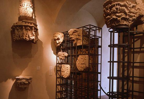 Skulpture i reljefi u kamenu iz stare zagrebačke katedrale